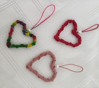 Key pendants with wax threads Made with macrame weaving, heart shape
